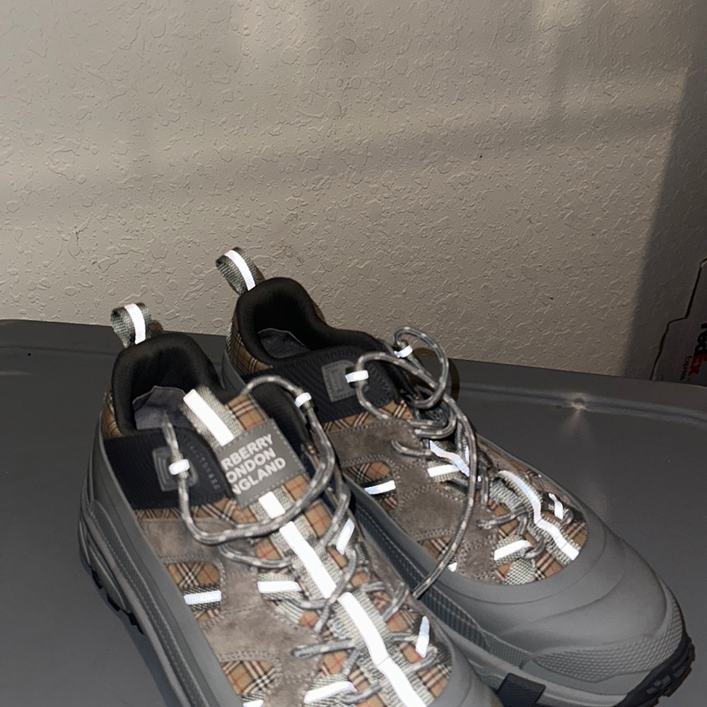 Burberry shoes worn 1 time